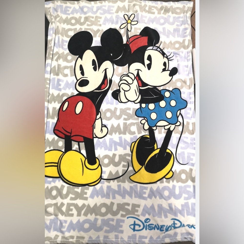 ❌CONSIGNED❌ Vintage Disney Parks Fleece Minnie And Mickey Blanket 60" x 40"